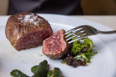 Lokantadaki mermer etten lezzetli bir biftek.