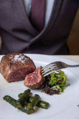 Lokantadaki mermer etten lezzetli bir biftek.