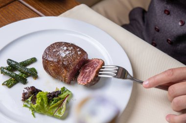 Lokantadaki mermer etten lezzetli bir biftek.