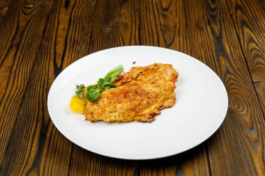 Fırında et, ahşap bir masada ızgara tavuk.