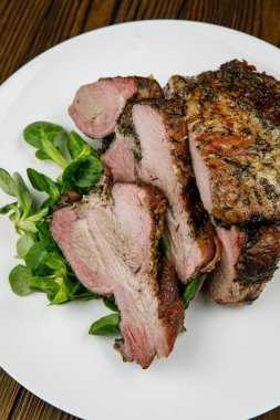 Kurutulmuş et, ahşap bir masada domuz eti