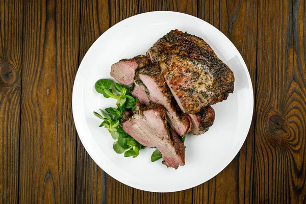 Gebackenes Fleisch Schweinefleisch Auf Einem Holztisch — Stockfoto