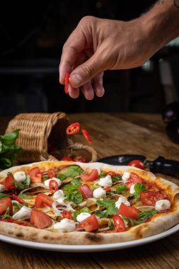 Restoranda patlıcanlı, peynirli, domatesli ve biberli pizza.