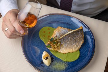 Bir restoranda, tabakta çipura fileto.