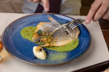 Bir restoranda, tabakta çipura fileto.