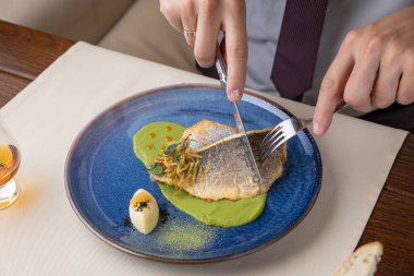 Bir restoranda, tabakta çipura fileto.