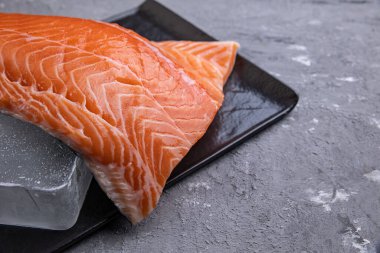 Buzlu somon filetosu, gri arkaplanda.