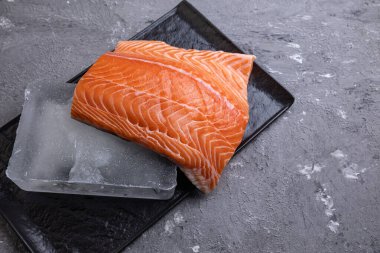 Buzlu somon filetosu, gri arkaplanda.