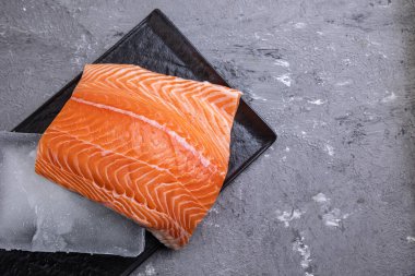 Buzlu somon filetosu, gri arkaplanda.