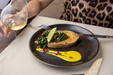 Bir restoranda, tabakta somon bifteği.