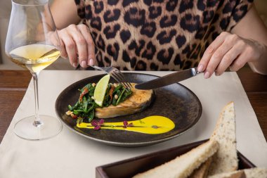 Bir restoranda, tabakta somon bifteği.