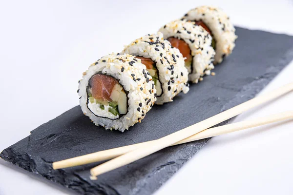 好吃的寿司 鲑鱼卷 日本菜 — 图库照片