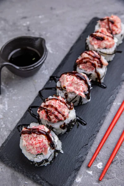 好吃的寿司和金枪鱼卷日本菜 — 图库照片