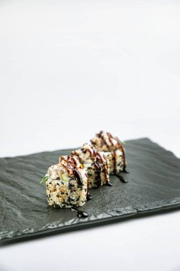 Lezzetli suşi, ton balıklı rulo. Japon mutfağı.