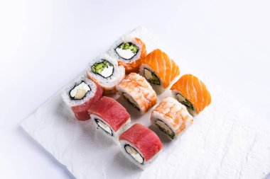 Lezzetli suşi, ton balıklı rulo ekmek, somon. Japon mutfağı.