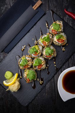 Somon ve peynirli leziz sıcak börekler.