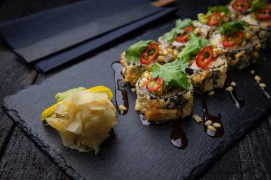 Somon ve peynirli leziz sıcak börekler.