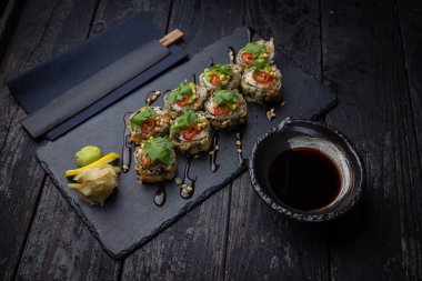 Somon ve peynirli leziz sıcak börekler.