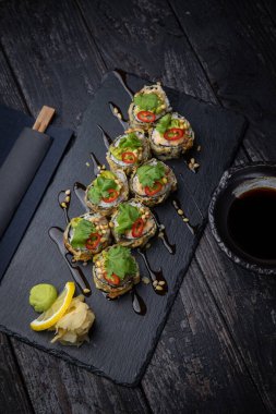 Somon ve peynirli leziz sıcak börekler.