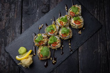 Somon ve peynirli leziz sıcak börekler.