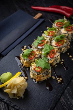 Somon ve peynirli leziz sıcak börekler.