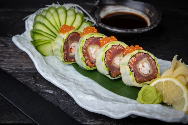 好吃的寿司和金枪鱼卷日本菜 — 图库照片