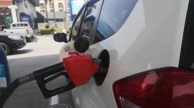 Araba videosundaki benzini dolduruyorum.