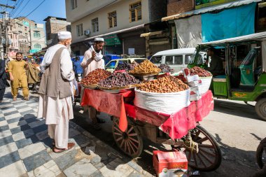 Peşaver, Pakistan - Ekim 2021: Geleneksel kıyafetli sokak piyasa adamları 