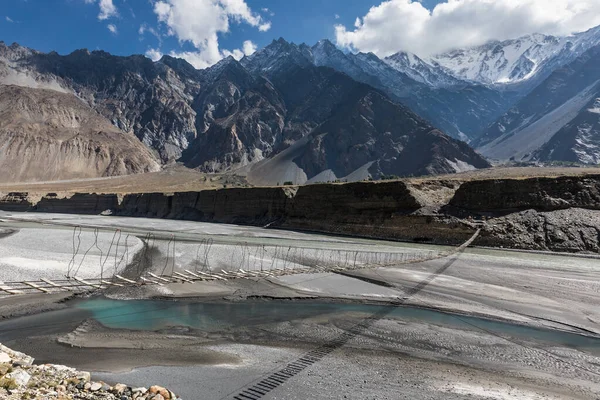 Puente colgante conos passu cordillera paisaje rocoso — Foto de Stock