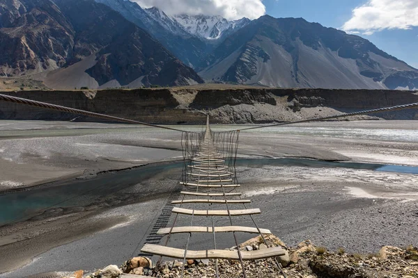 悬索桥通过圆锥山脉岩石风景 免版税图库照片