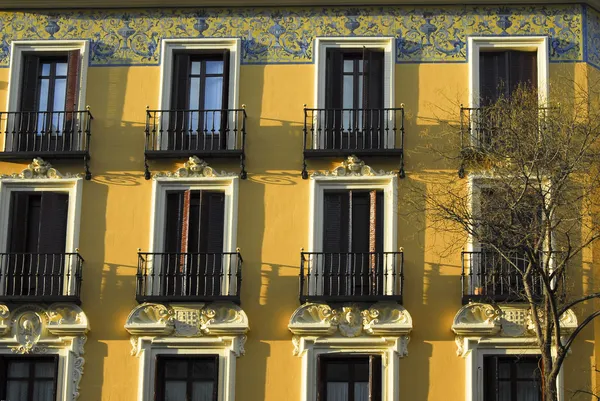 Casa amarilla en Madrid — Foto de Stock