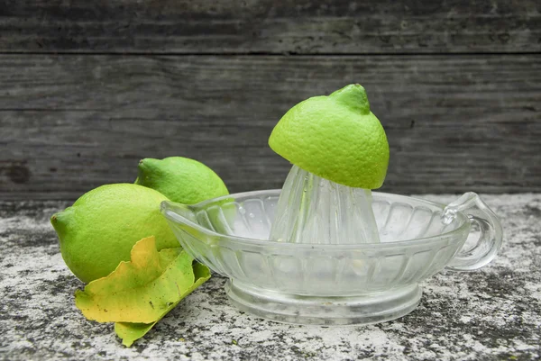 taze sıkılmış limon suyu