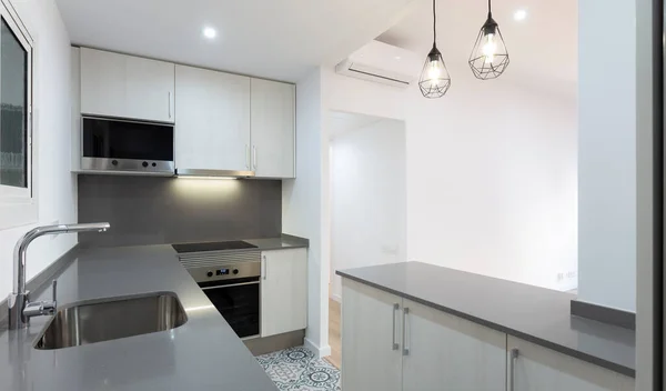 Pequeña cocina blanca de un apartamento vacío — Foto de Stock