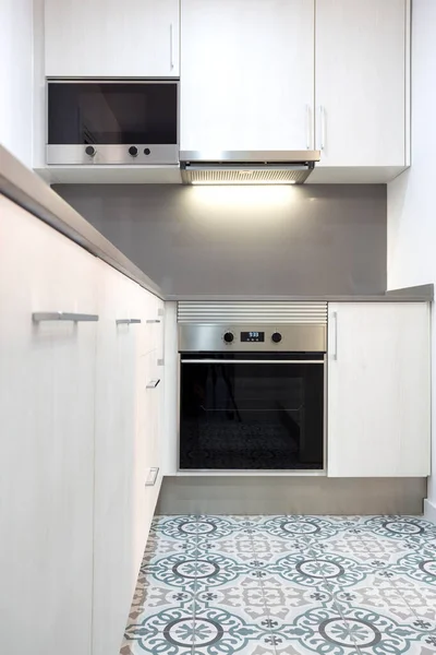 Vista frontal de la cocina de un pequeño apartamento — Foto de Stock