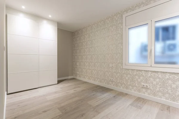 Habitación en un apartamento reformado en Barcelona — Foto de Stock