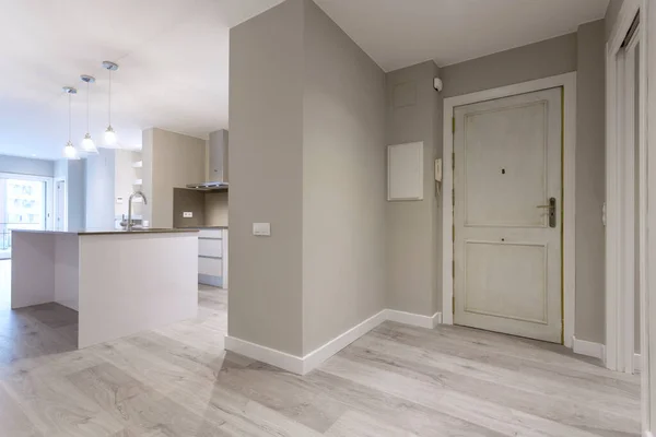 Hall y cocina de un apartamento en venta — Foto de Stock