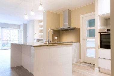 Arkasında ada ve teras olan açık bir mutfak.