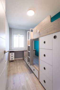 Ranzaları ve masası olan küçük bir oda.