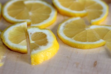 Balık yemi ve limon. Lezzetli taze.