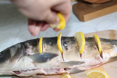 Balık yemi ve limon. Lezzetli taze.