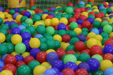 Çocukların oyuncakları pembe arabalar labirent ve cazibe yumuşak oyuncaklar