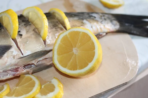 Alimentos Bebidas Peixe Frutos Mar Limões Deliciosos Frescos Deliciosos — Fotografia de Stock