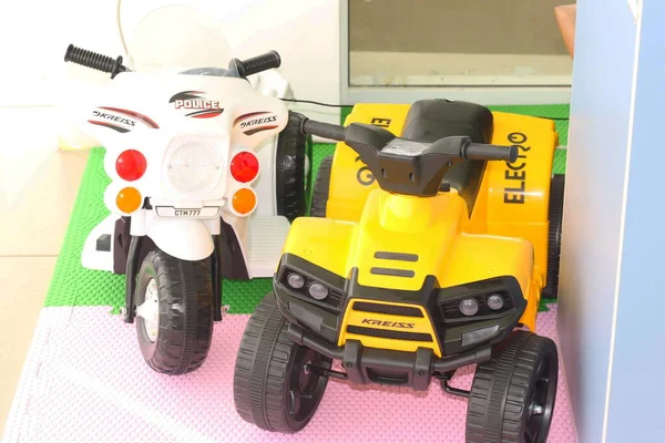 Mainan Anak Anak Merah Muda Mobil Labirin Dan Atraksi Mainan — Stok Foto