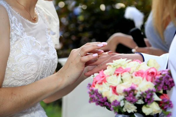 Esküvő Festészet Menyasszony Vőlegény Menyasszonyi Csokor Virágok Eljegyzési Gyűrű — Stock Fotó