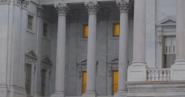 Amerikai Egyesült Államok Capitol in Washington DC Pillars Closeup at Sunset — Stock videók