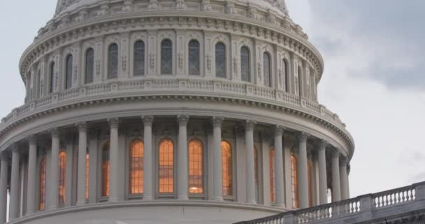 Капитолий США в Вашингтоне Крупный план на Sunset Tilt Up — стоковое видео