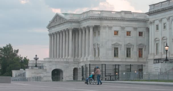 Links vom Kapitol der Vereinigten Staaten in Washington DC Behinderter vor Covid 19 Pandemie bei Sonnenuntergang — Stockvideo
