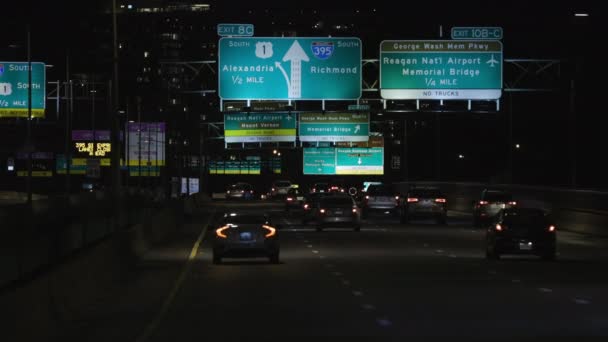 Cars Drive na 14th Street Bridge na Interestadual 395 em Washington DC à noite — Vídeo de Stock