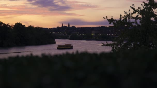 Barca gialla sul fiume Potomac vicino Georgetown a Washington DC al tramonto — Video Stock