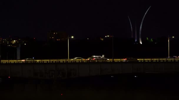 O Memorial da Força Aérea em Arlington Virgínia por trás da ponte Theodore Roosevelt à noite — Vídeo de Stock